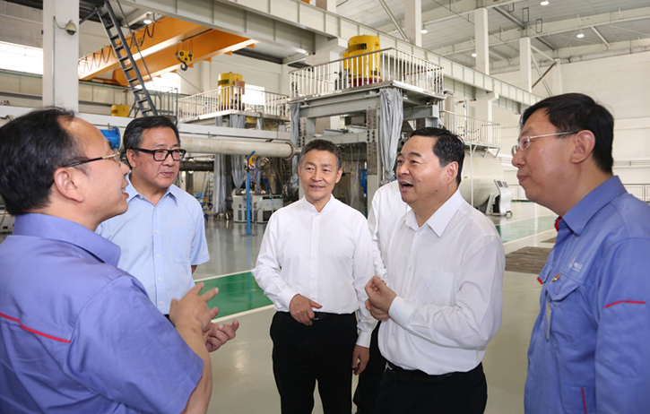 郝鵬與哈電集團一線科技人員深入交流 郝鵬與哈電集團一線科技人員深入交流